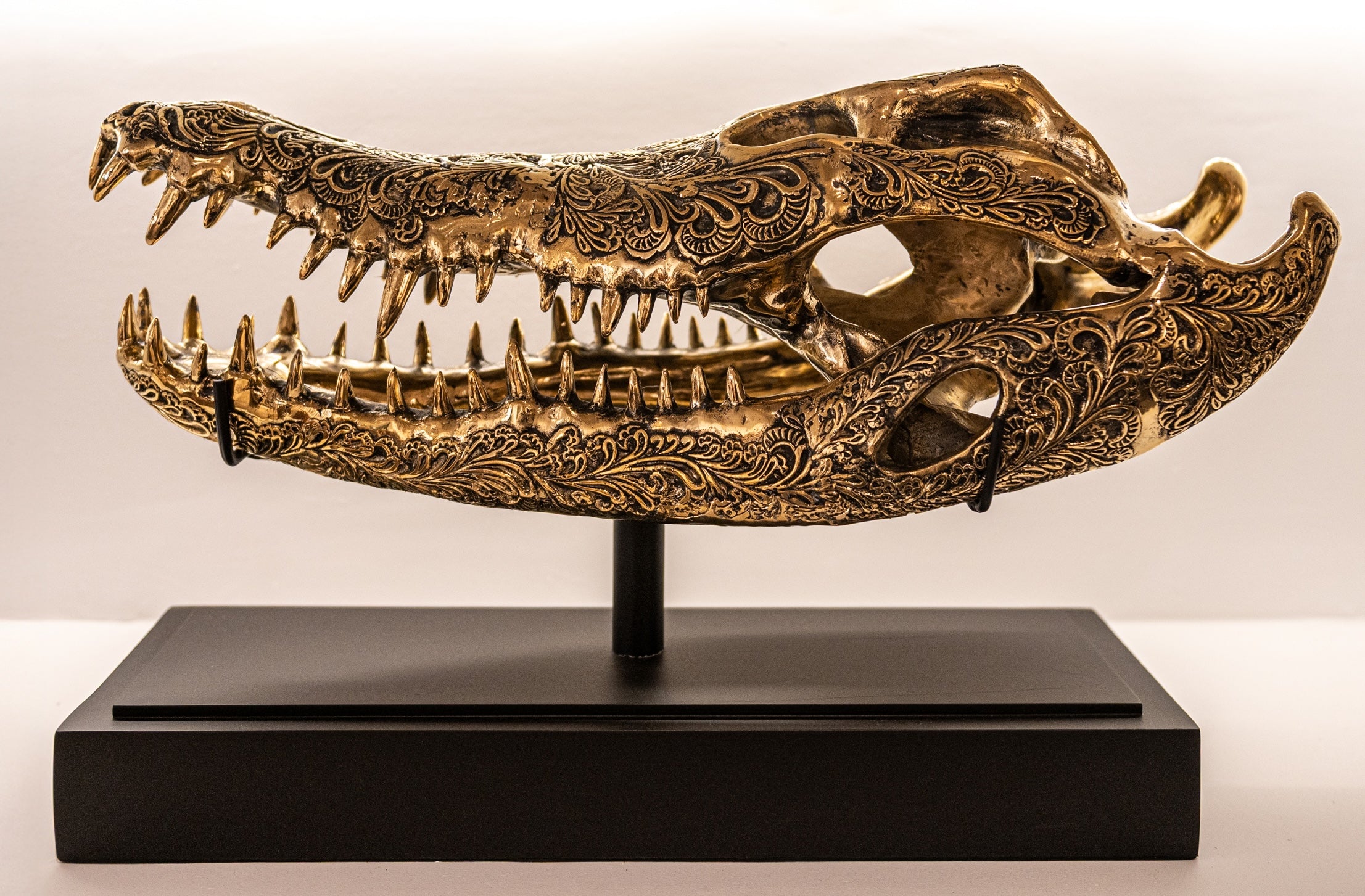 Crocodile Carving w/Stand Medium Size